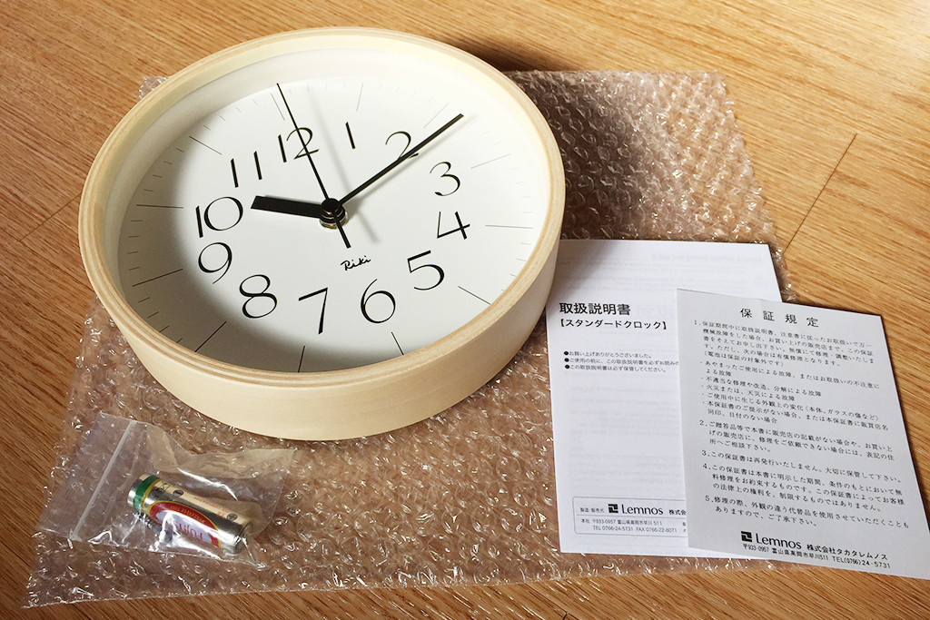 本体に加え、説明/保障書・乾電池・壁掛用ネジが付属